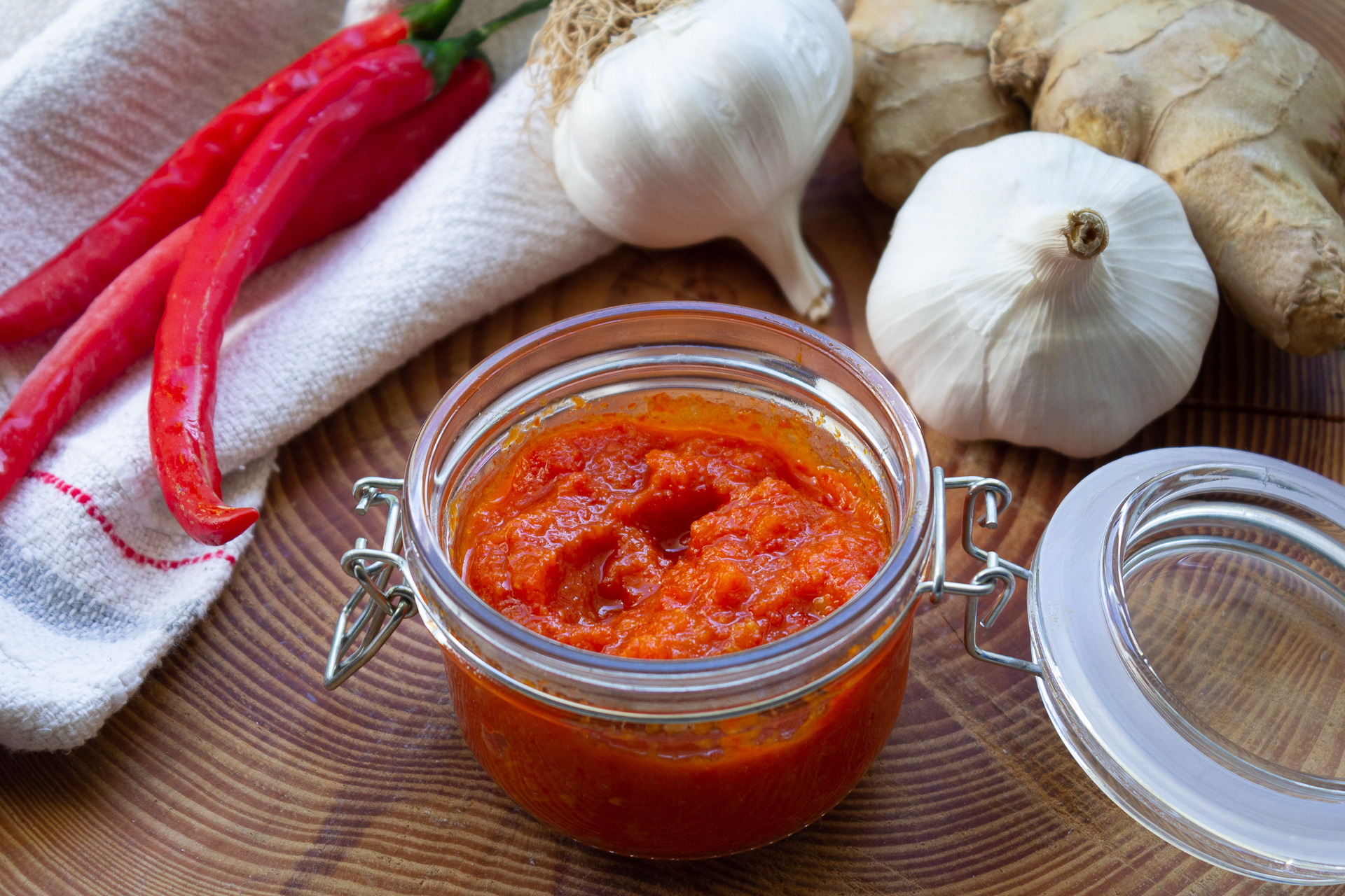 Homemade Hot and Spicy Chilli Sauce – acaperinthekitchen